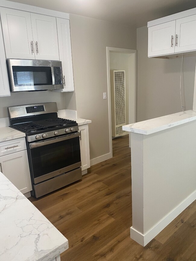 Building Photo - 1728 W 150th St