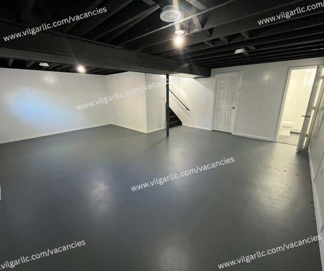 Building Photo - 3 spacious bedrooms, 2 full bathrooms home in Gary, IN