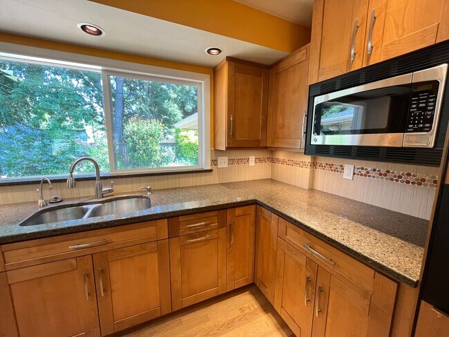 Building Photo - Amazing NE Portland 4Bd + 3Ba ~ House Sola...