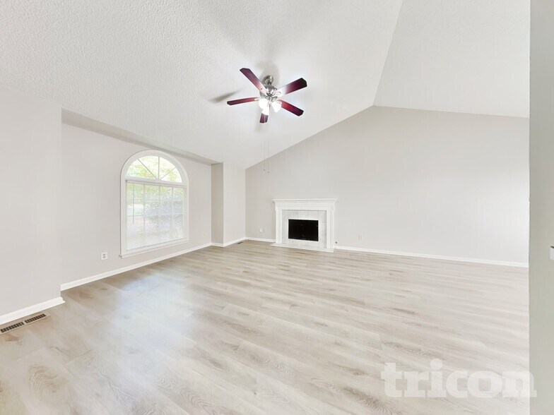 Building Photo - 5450 Bridle Dr