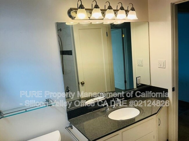 Building Photo - 624 Button St