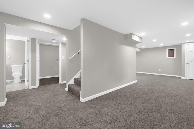 Building Photo - 422 West Ct