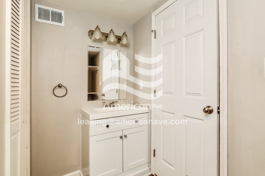 Building Photo - 939 W Florence Ave