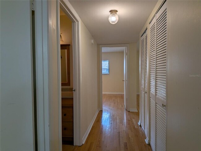 Building Photo - 725 Northlake Blvd