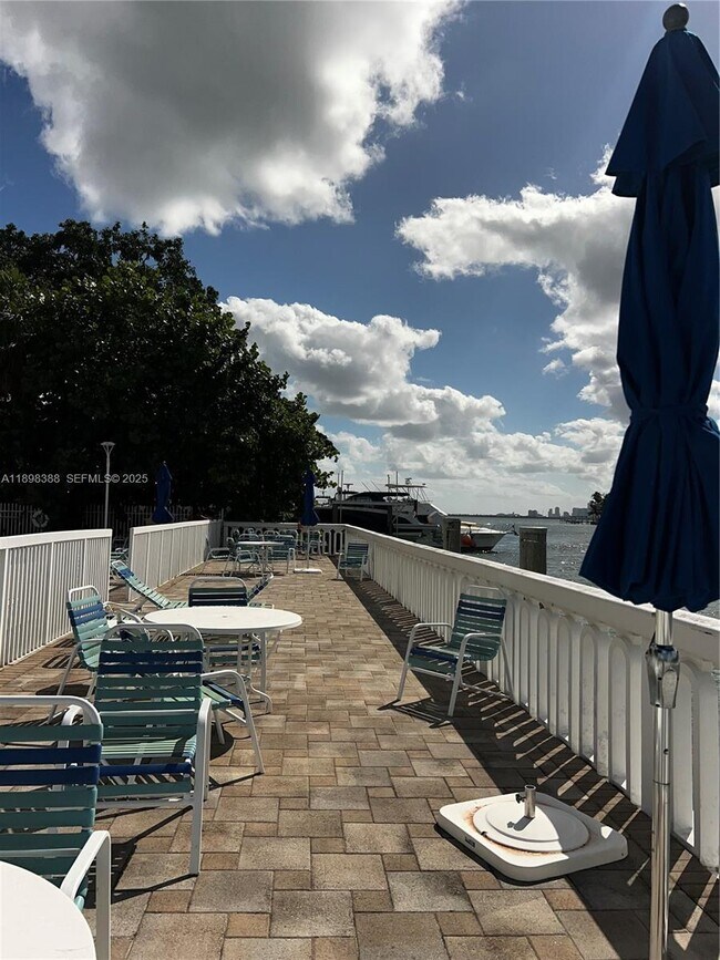 Building Photo - 1455 N Treasure Dr