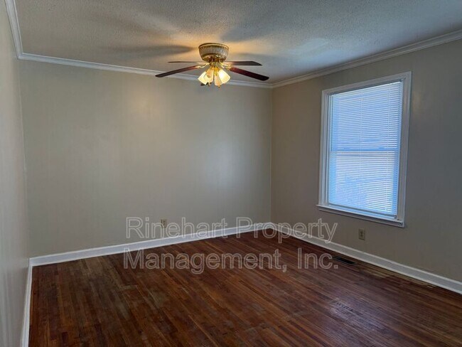 Building Photo - 242 S Cherry Rd