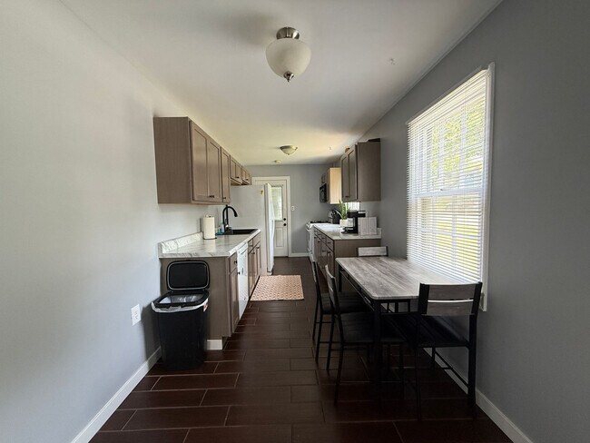 Building Photo - 501 N Dickson St