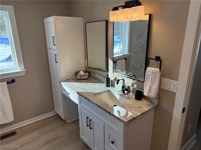 Building Photo - 3940 Ellendale Rd