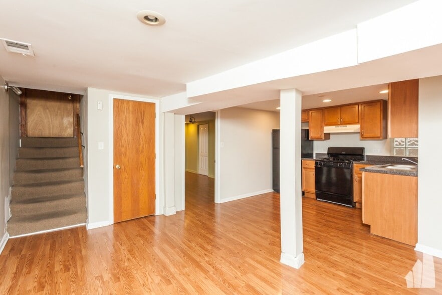 Building Photo - 2436 W Diversey Ave