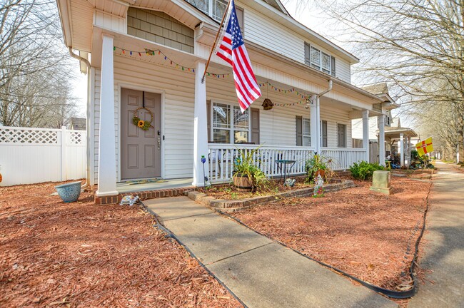 Building Photo - Charming Townhome in Great Huntersville Lo...
