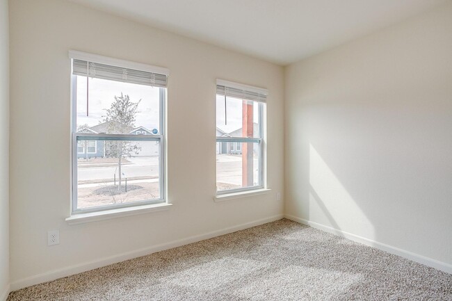 Building Photo - Newer 3 Bed, 2 Bath- Logan Square- 1316 sq...