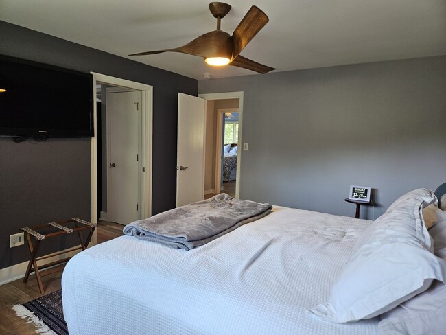 Building Photo - 3 Bedroom  Available June 8th  2026