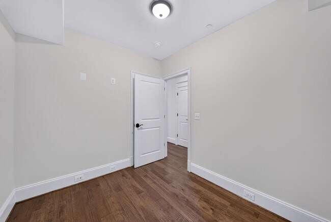 Building Photo - Bright Adams Morgan Condo with Den, Two Full Baths & In-Unit Laundry
