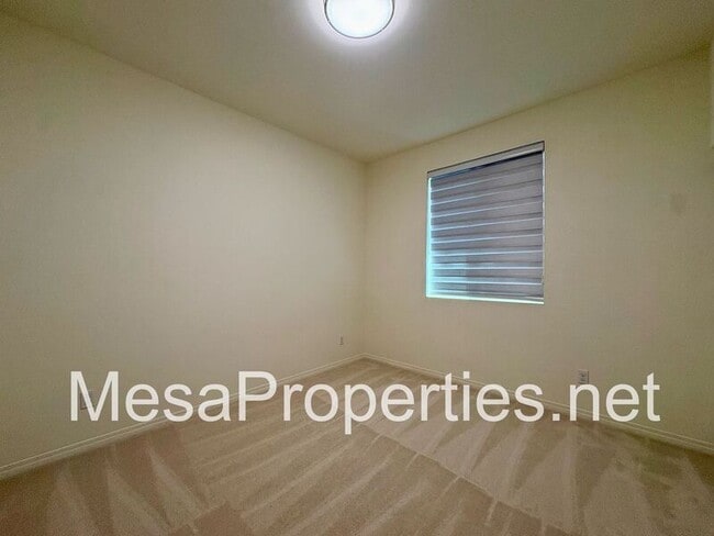 Building Photo - 3244 E Yellowstone Dr