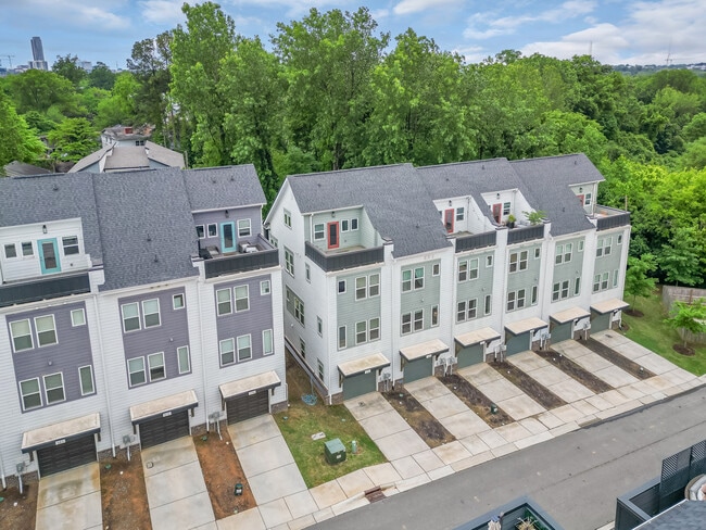 Building Photo - 570 W End Dr