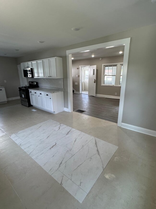 Building Photo - 445 W 25th St