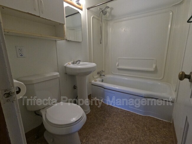 Building Photo - 105 E Stuart St