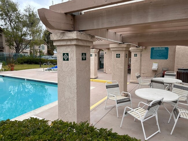 Building Photo - Beautiful 2 Bedroom/2 Bath Condo Close to ...