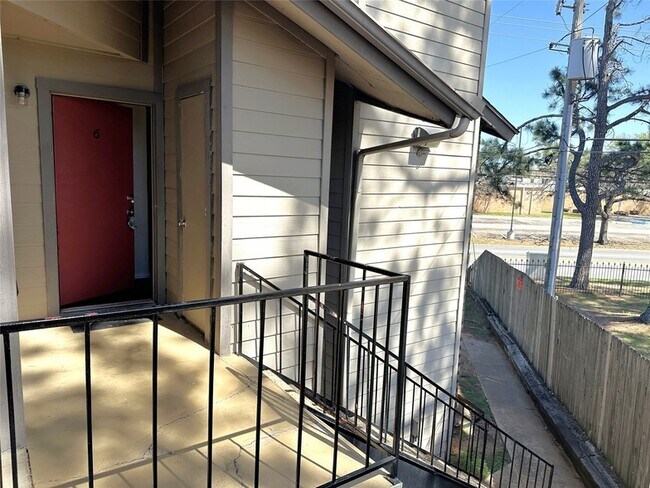 Building Photo - 1600 Pecan Chase Cir