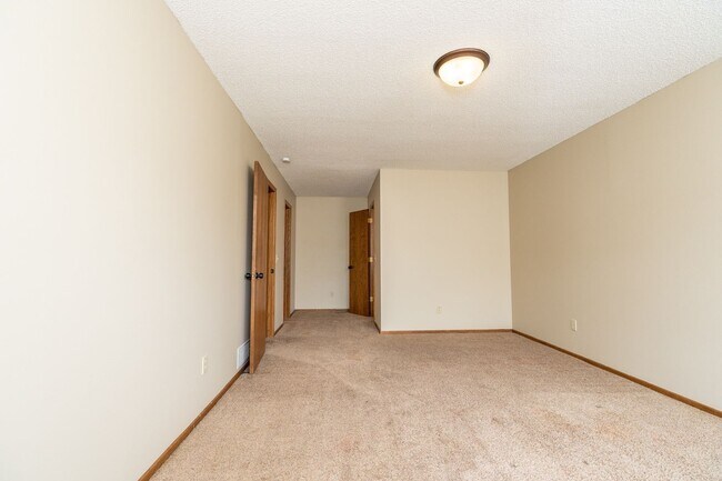 Building Photo - Lovely 3 Bedroom 2 Bath Townhome in Apple ...