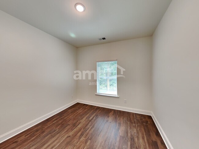 Building Photo - 301 Pecan Dr