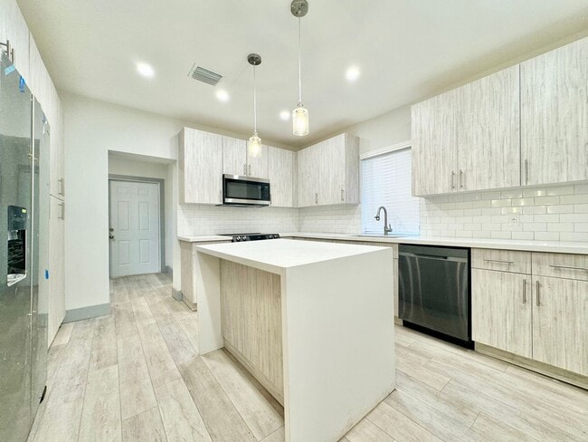 Building Photo - Fully Remodeled 4 Bedroom/ 4 Bathroom Single Family Home