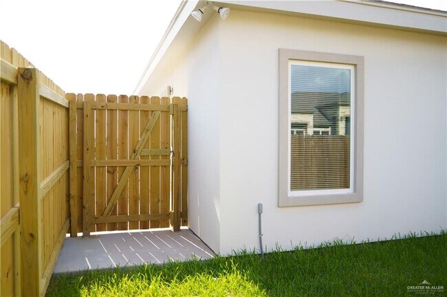 Building Photo - 1608 Canelo Dr