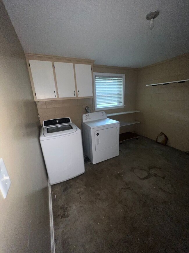 Building Photo - 4 Bedroom, 1.5 Bathroom House