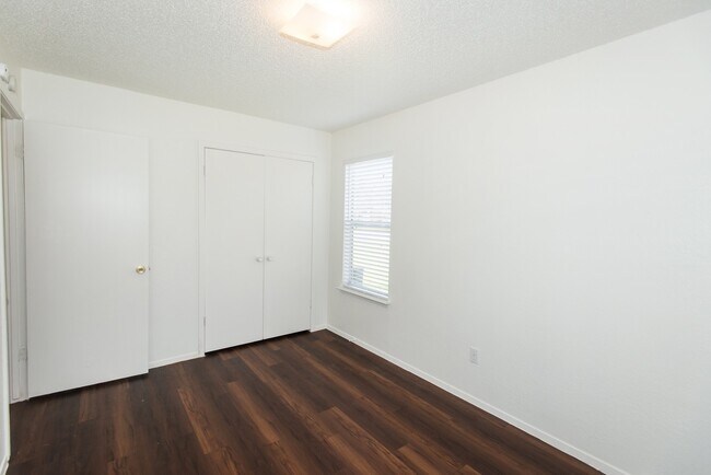 Building Photo - 6000 Tracy Lynn Ln