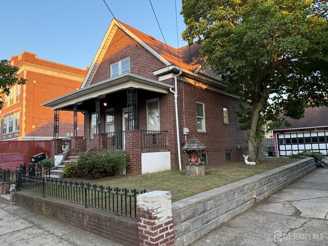 Building Photo - 90 Pershing Ave