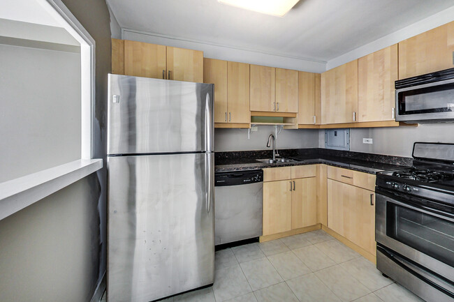 Building Photo - 850 N Dewitt Pl