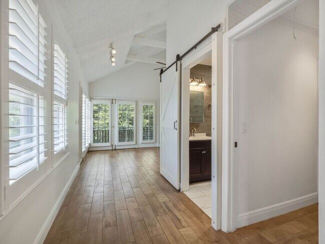 Building Photo - Charming 1/1 condo near Lake Virginia