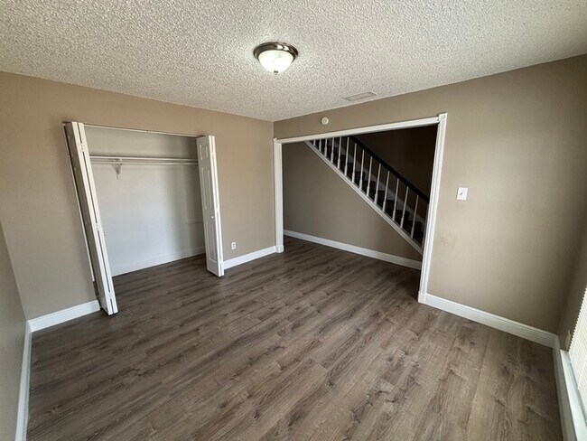 Building Photo - 3 bed 2 bath home