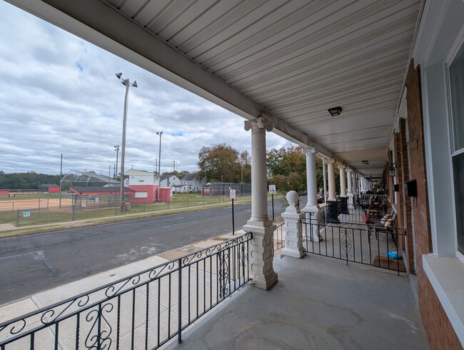 Building Photo - Charming updated 3 bedroom 1 bath Home in ...
