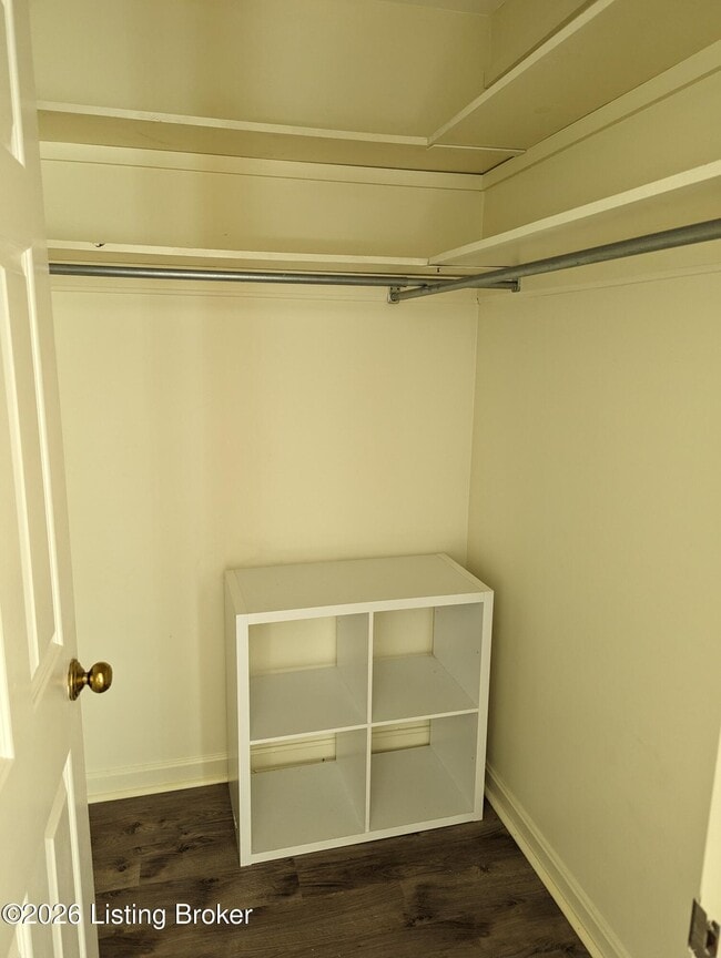 Building Photo - 7605 New La Grange Rd