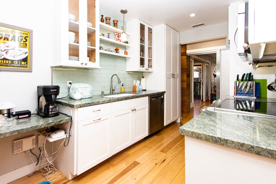 Glass cabinet doors make it easy to find things - 405 Orilla del Mar