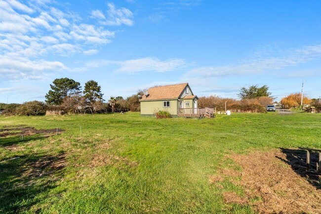 Building Photo - Charming Beach House!