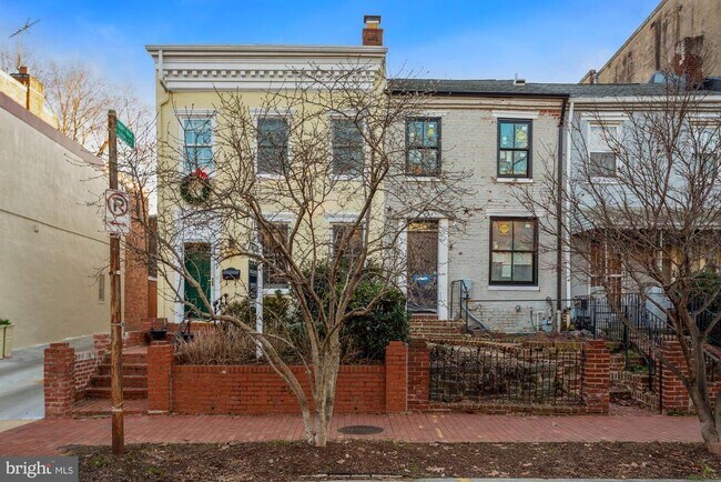 Building Photo - 315 Constitution Ave NE