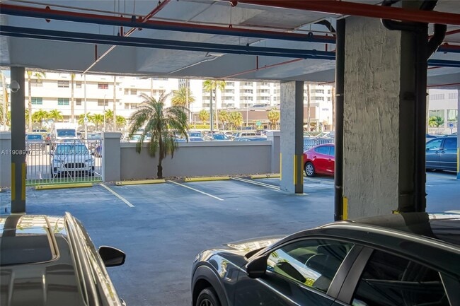 Building Photo - 2642 Collins Ave