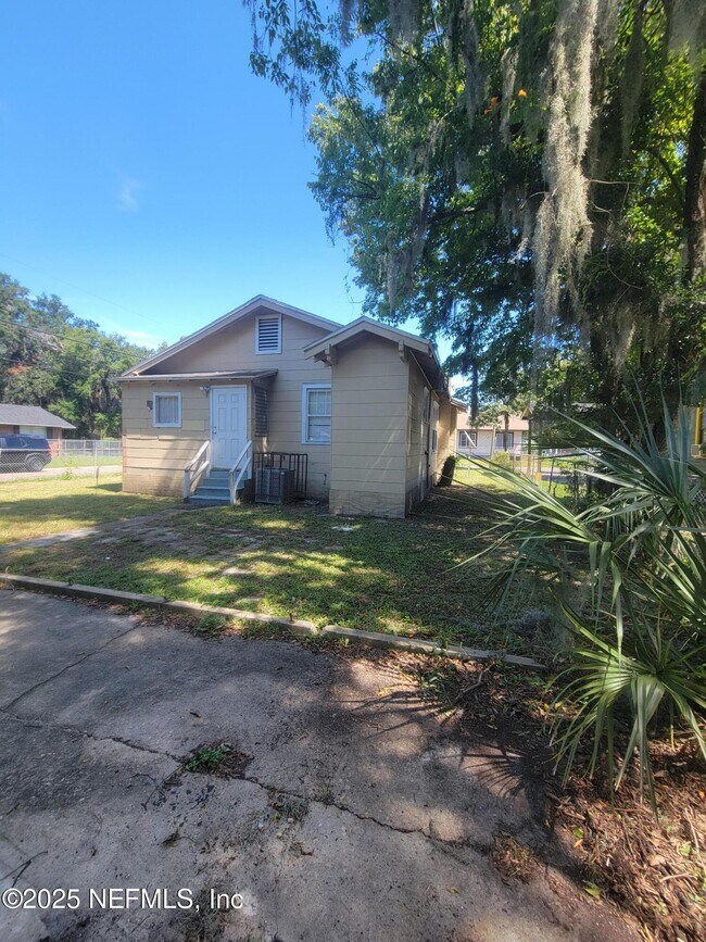 Building Photo - 3842 Boulevard