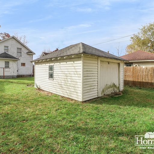 Building Photo - Charming Living in South Bend