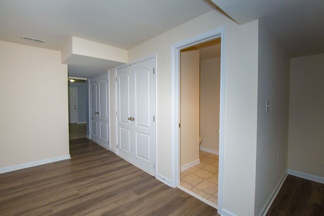 Building Photo - 3 bed, 2full/2 half bath Townhome in Marti...