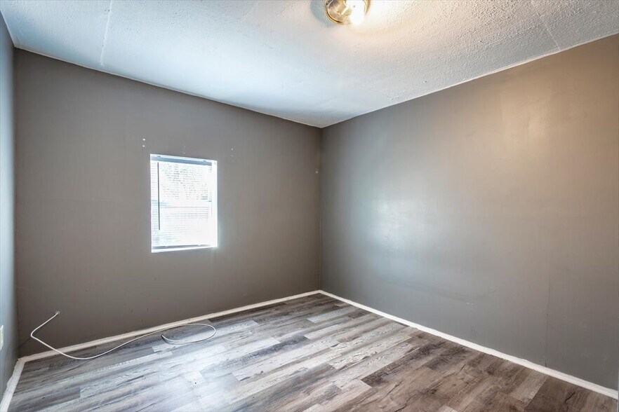 Building Photo - 531 New Berlin Rd