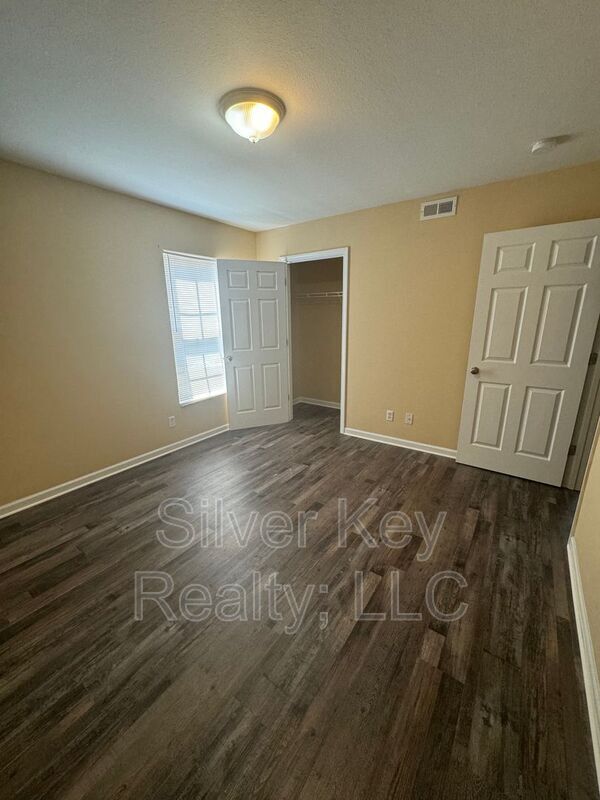 Building Photo - 220 Willow Creek Drive