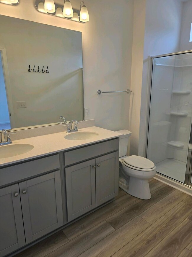 Building Photo - Spacious 4-Bedroom Home with Gourmet Kitch...