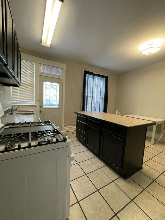 Building Photo - Charming 2-Bedroom Townhome with New Appli...