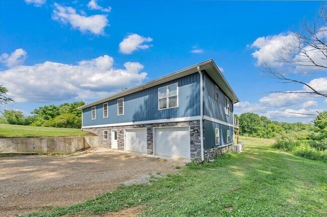 Building Photo - 3202 Mathews Ln
