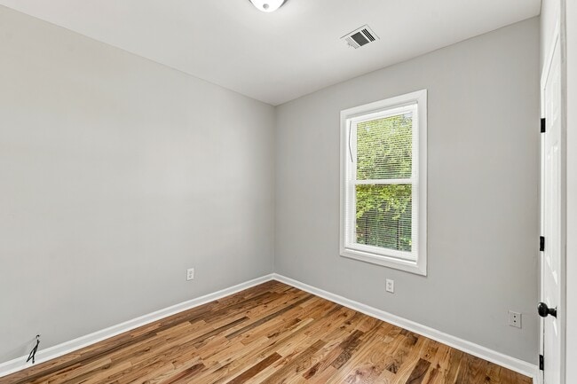 Building Photo - 422 Woodside Ave