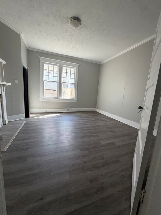 Building Photo - Deposit Special!