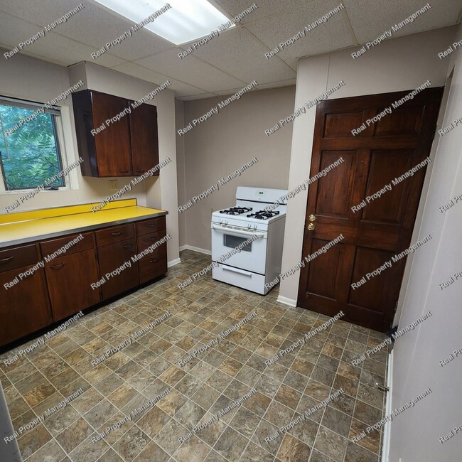 Building Photo - One Bedroom Second Floor Apartment